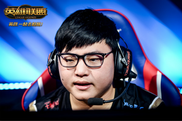 九游游戏旧版本-Uzi焦点对战，凯恩与40激战日本队分钟，夺冠胜负难料！赢得满堂喝彩(马布大战完整版)