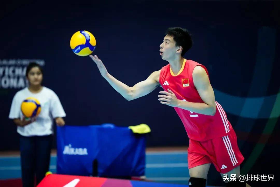 九游旧版本下载链接-北城雄鲨队险胜岭东山猫队，排球联赛上演关键失误成转折！禁区内连续解围的简单介绍